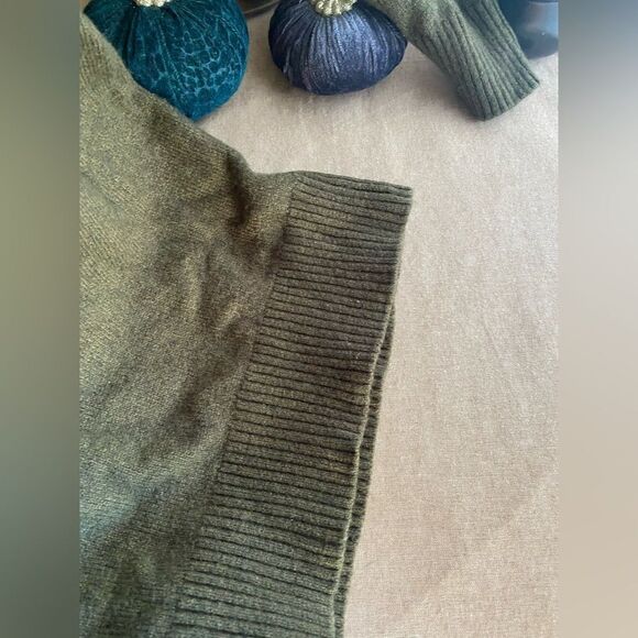 J crew olive green men's sweater with round neck and two buttons size Large - Picture 9 of 10